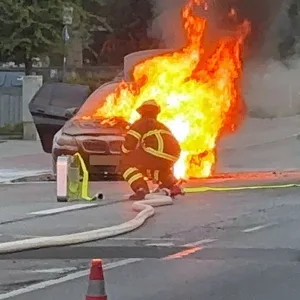 Der BMW brannte lichterloh.