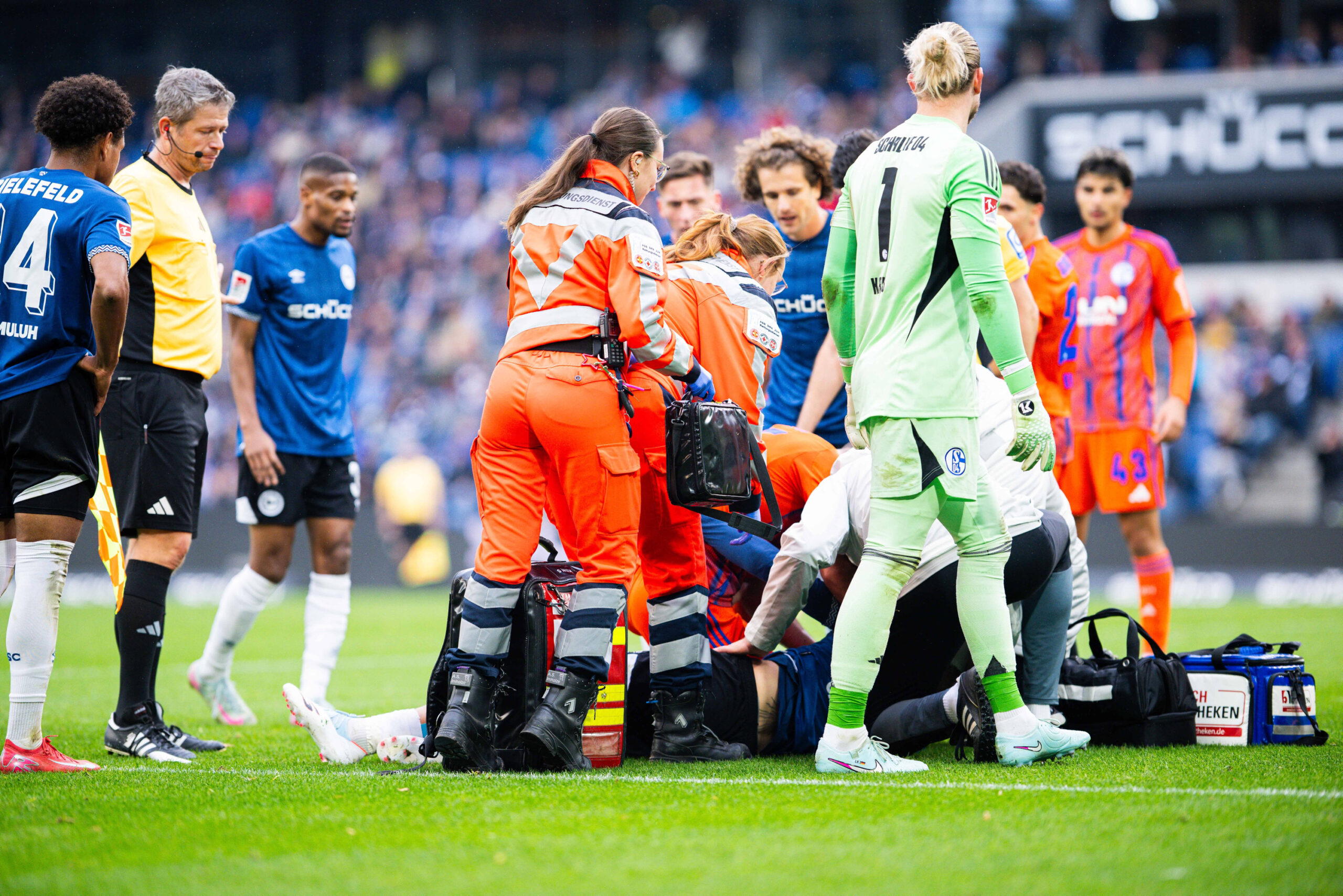 Arminia-Stürmer Joel Grodowski wird auf dem Platz behandelt