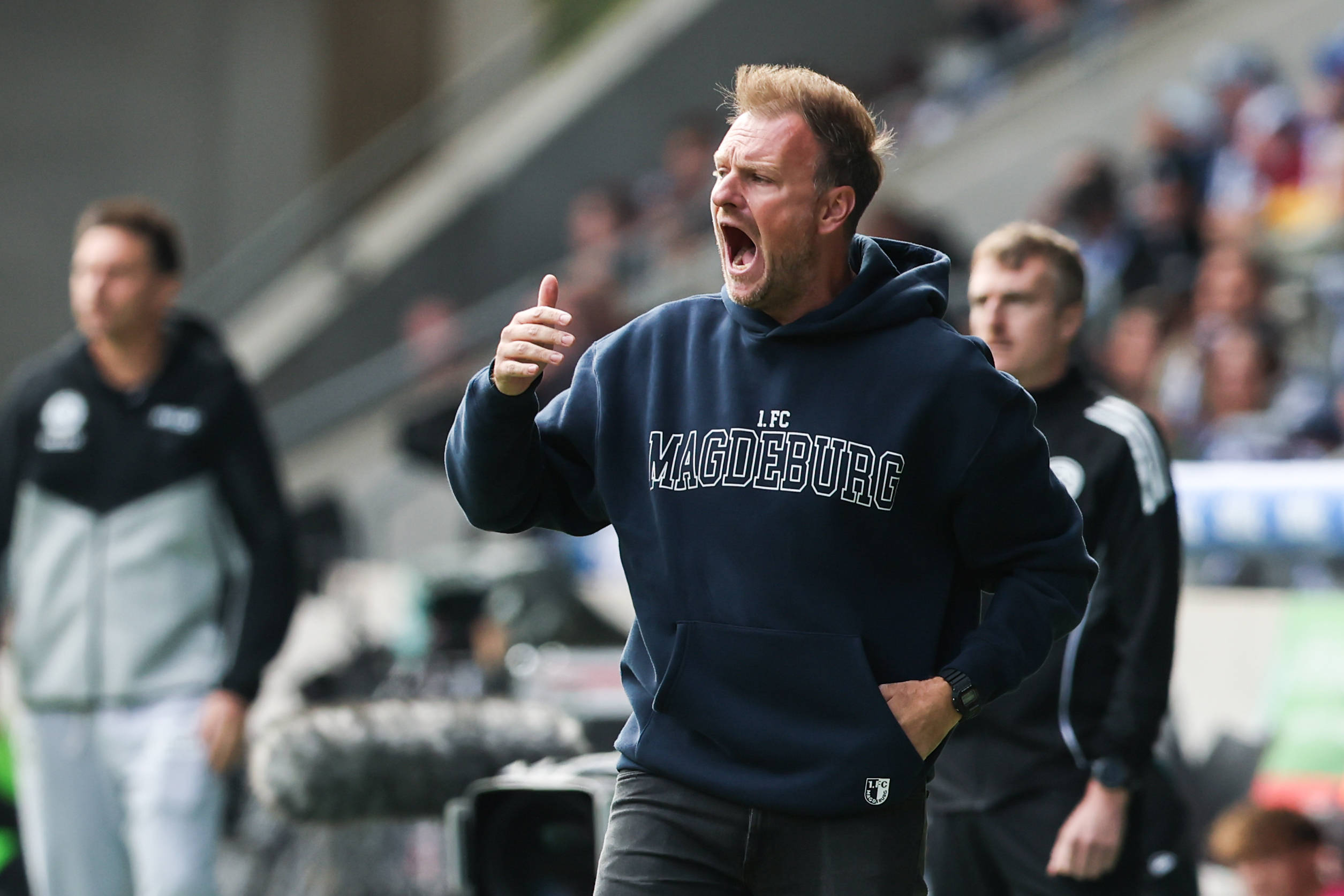Trainer Markus Fiedler brüllt an der Seitenlinie