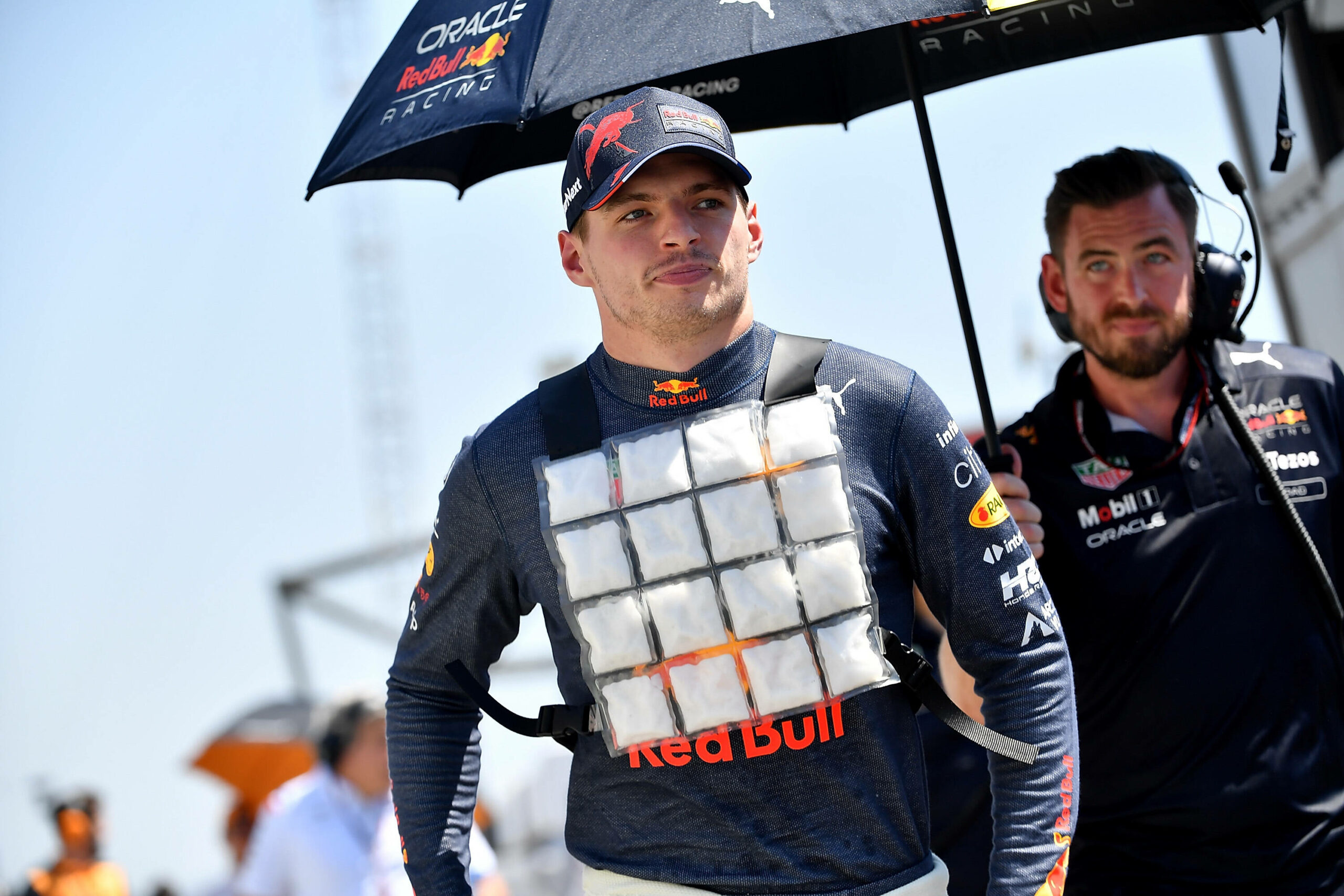 Max Verstappen mit einer Kühlweste