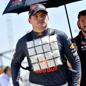 Max Verstappen mit einer Kühlweste