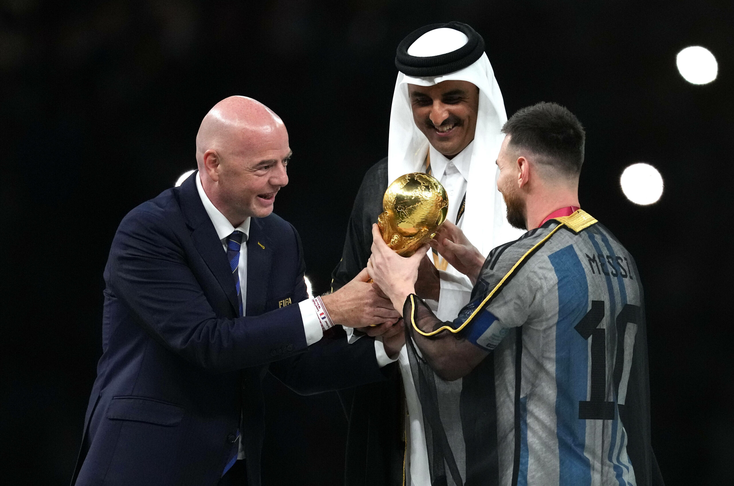 Lionel Messi erhält den WM-Pokal von Gianni Infantino