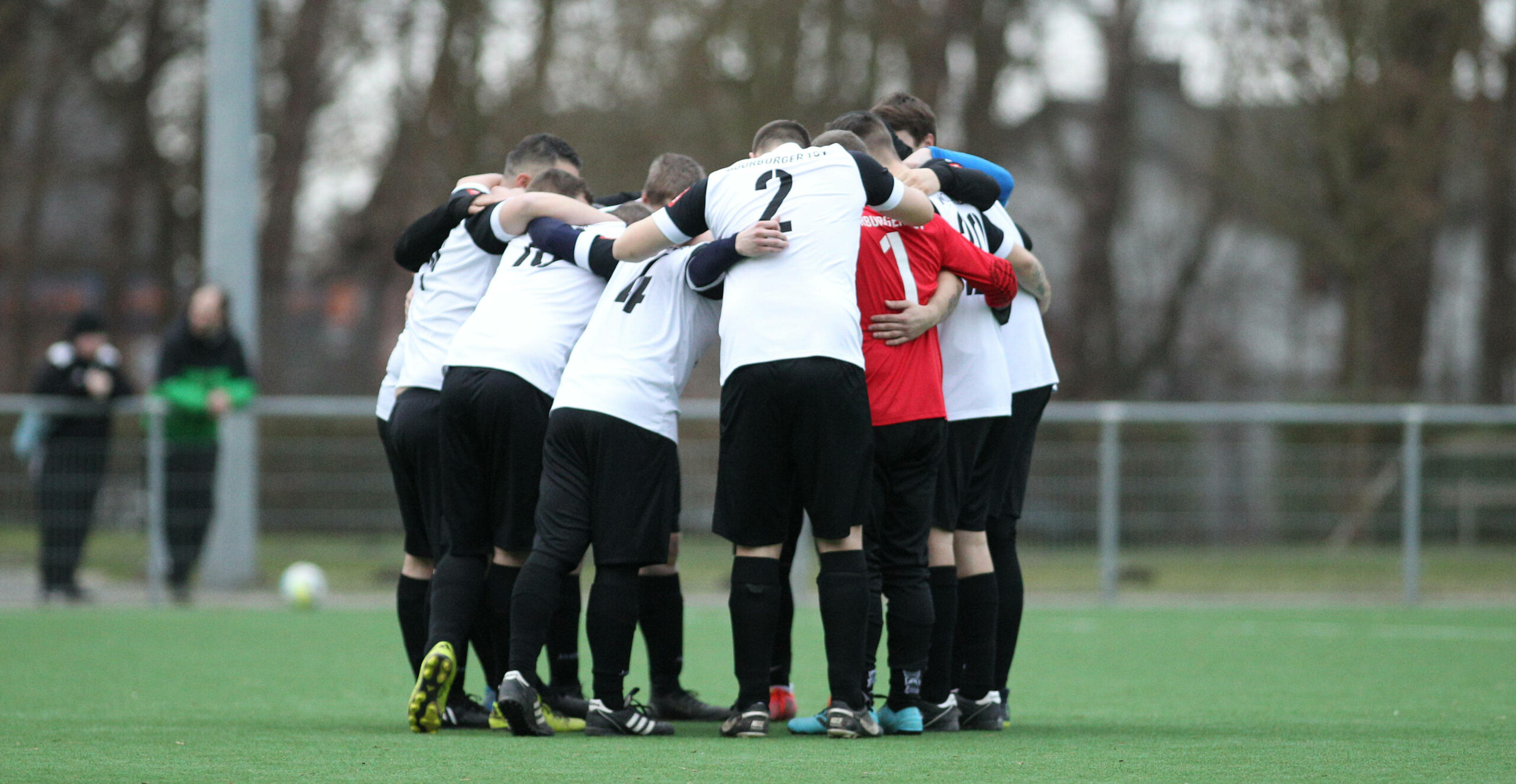 Spieler des TSV Moorburg bilden einen Teamkreis