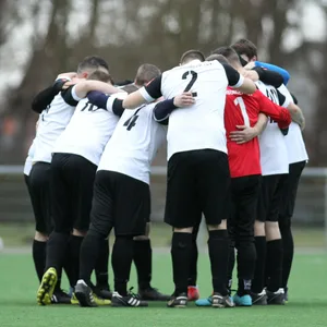 Spieler des TSV Moorburg bilden einen Teamkreis