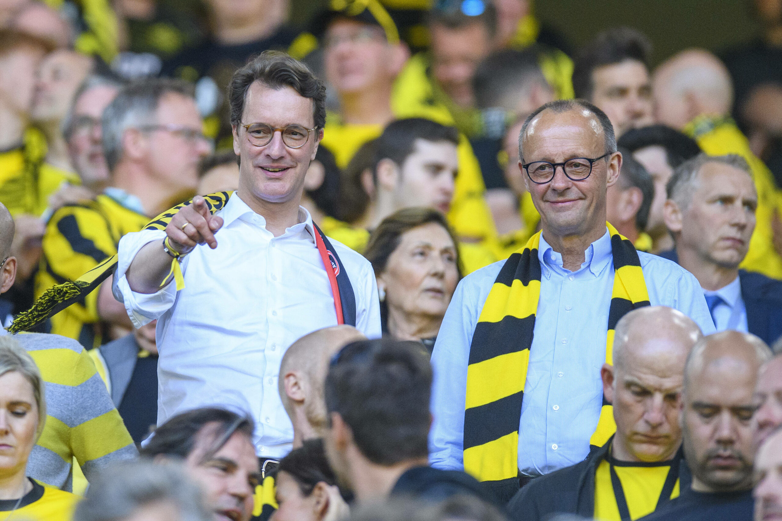 Friedrich Merz mit BVB-Schal