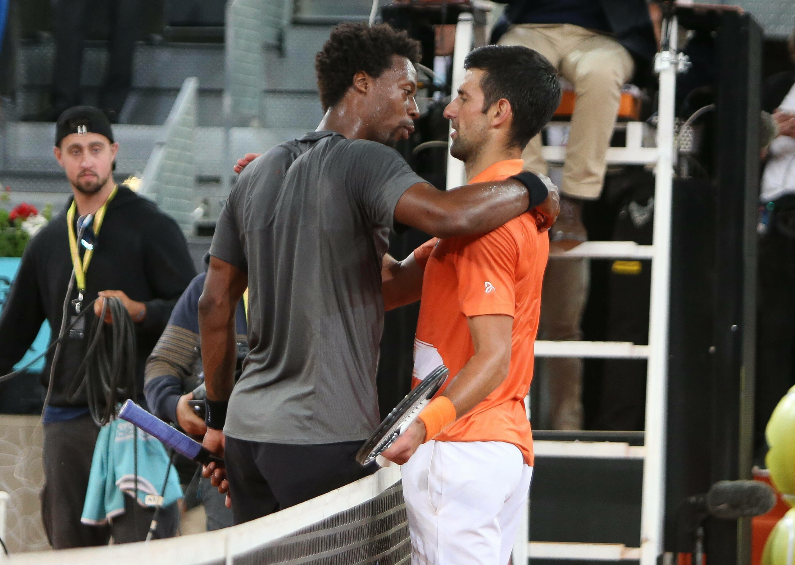 Gael Monfils und Novak Djokovic umarmen sich am Netz.
