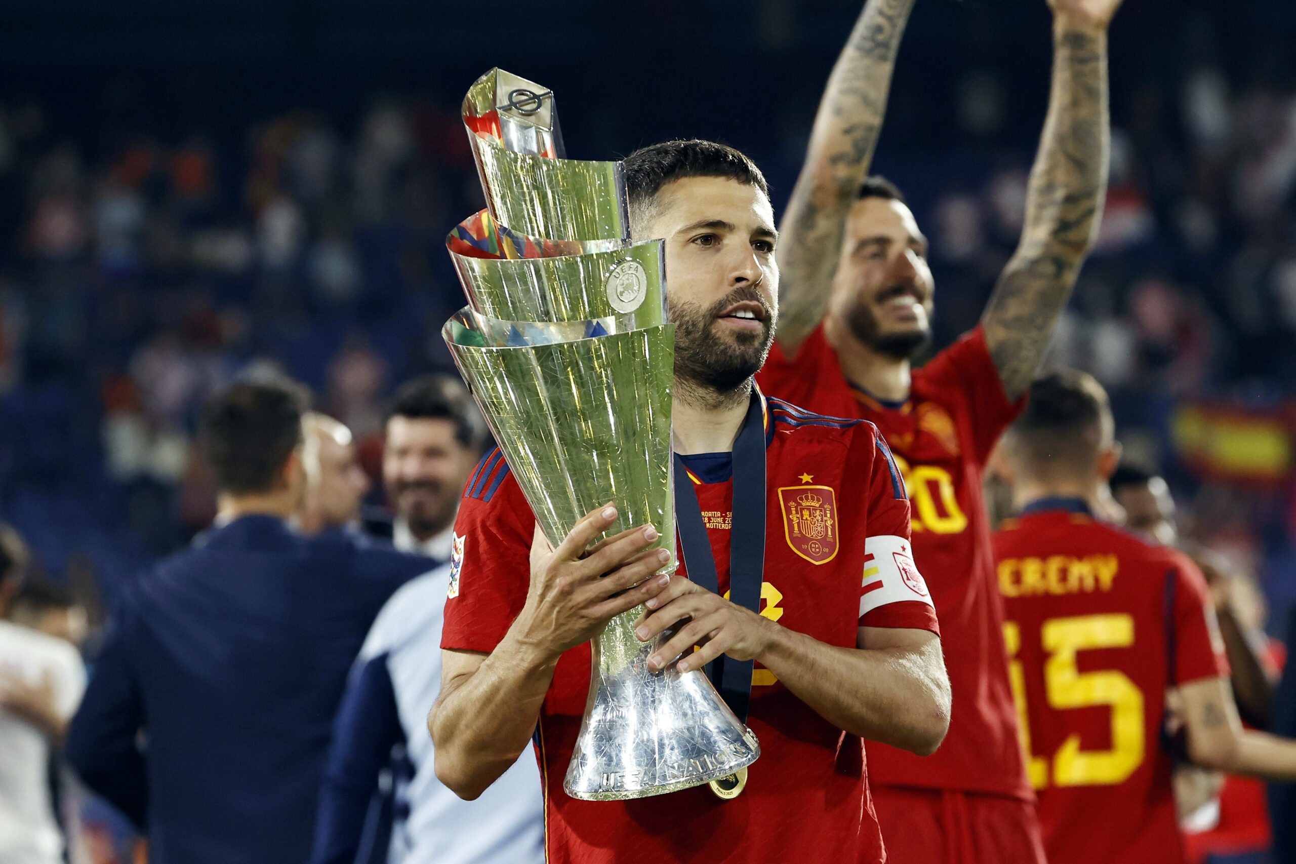 Jordi Alba mit der Nations-League-Trophäe