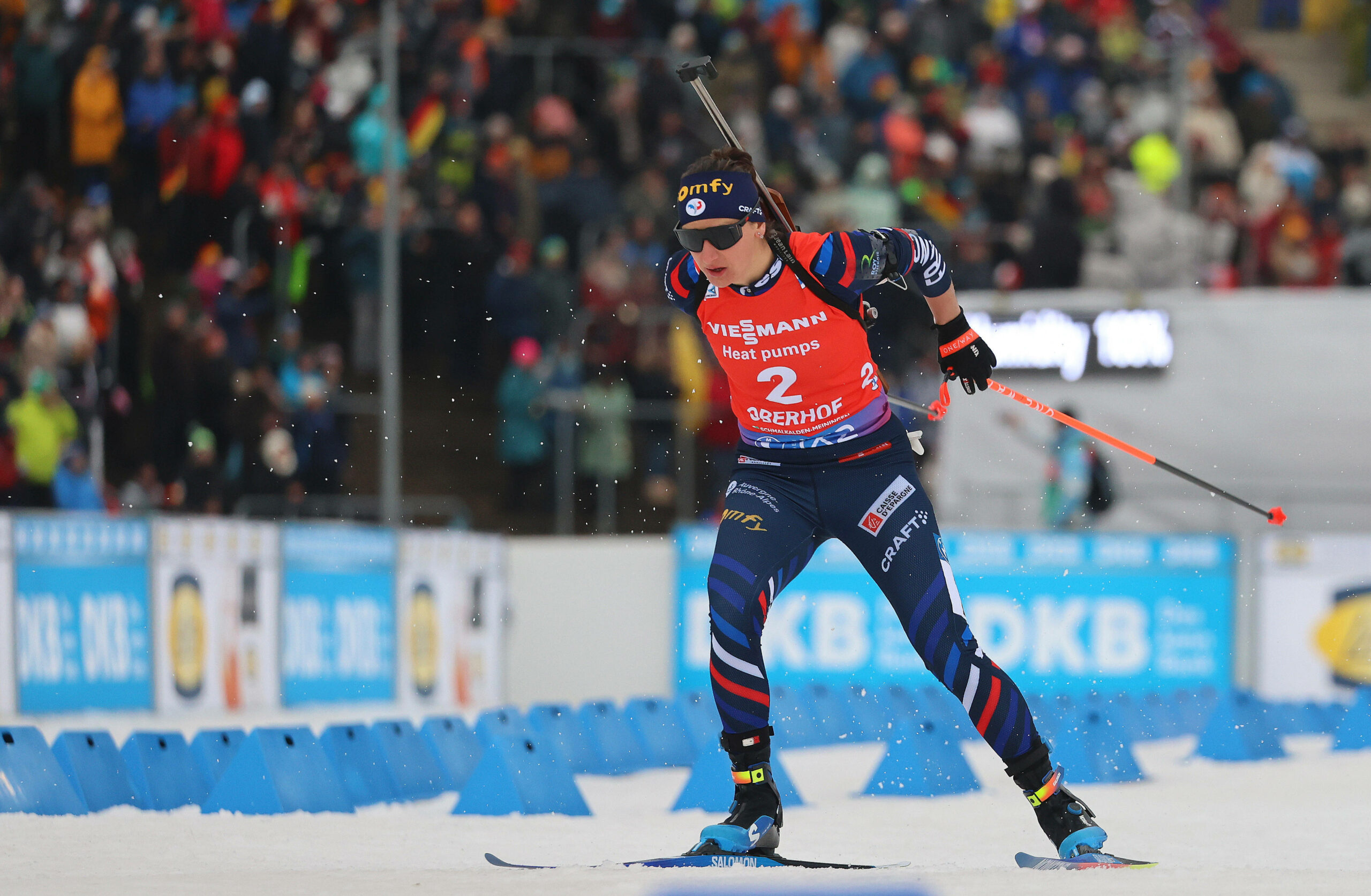 Die französische Biathletin Julia Simon mit der Startnummer 2 beim Biathlon Weltcup in Oberhof 2024