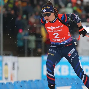Die französische Biathletin Julia Simon mit der Startnummer 2 beim Biathlon Weltcup in Oberhof 2024