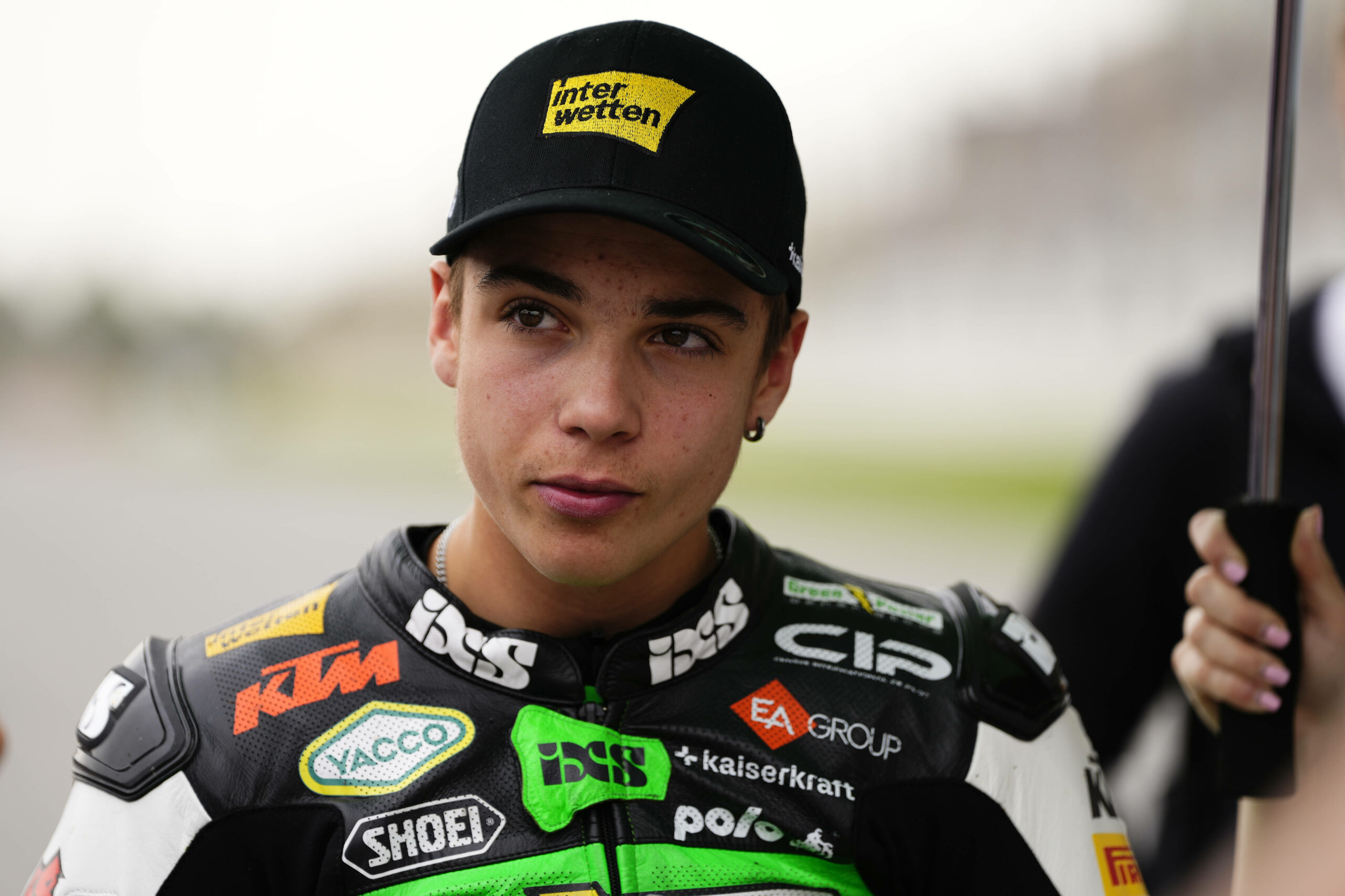 Motorrad-Pilot Noah Dettwiler im Rennanzug seines Teams CIP Motorsport