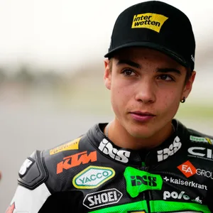 Motorrad-Pilot Noah Dettwiler im Rennanzug seines Teams CIP Motorsport