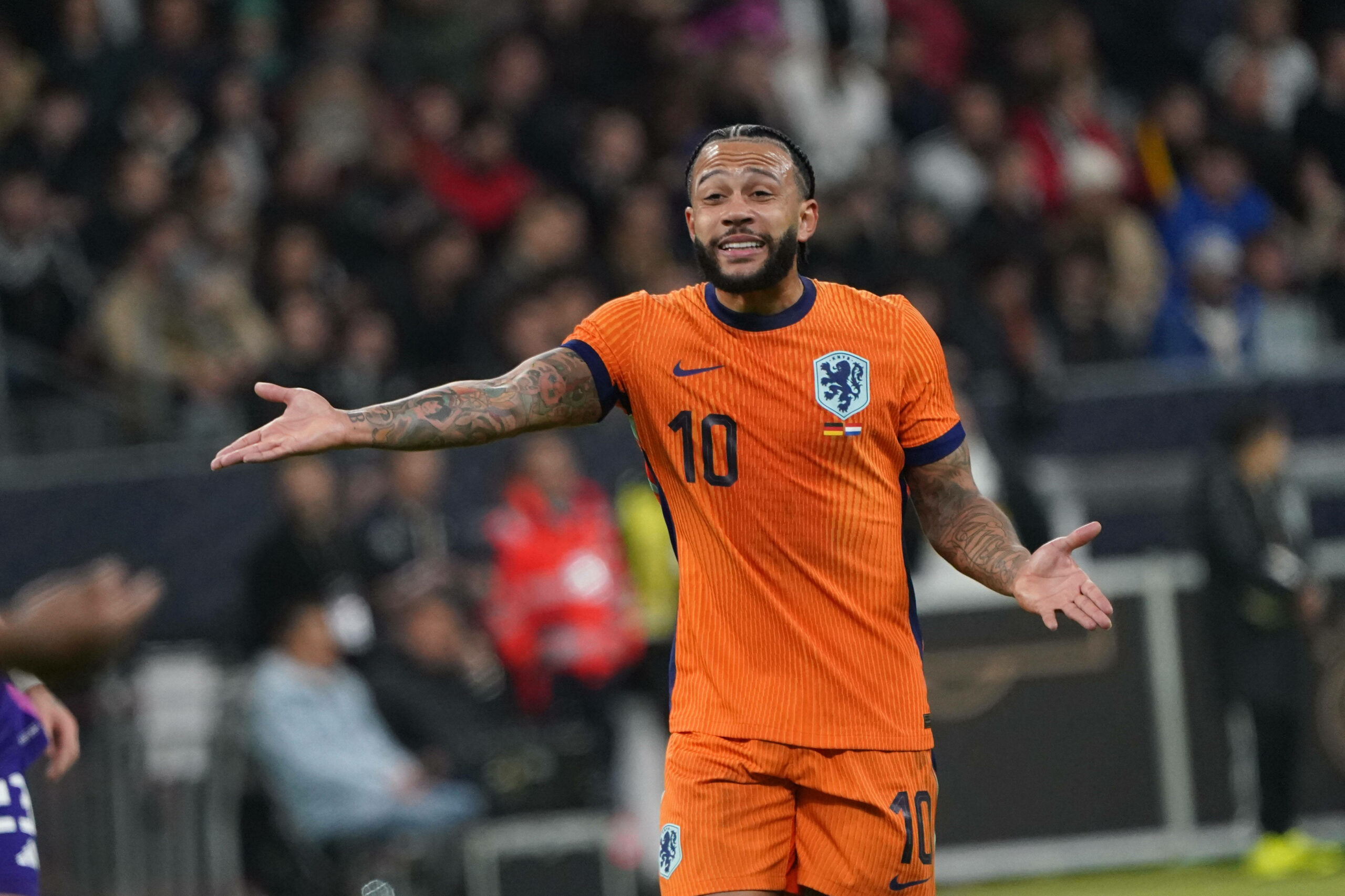 Memphis Depay (Niederlande) gestikuliert