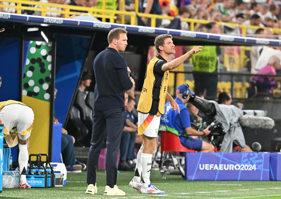 Julian Nagelsmann und Thomas Müller zusammen an der Seitenlinie bei der EM 2024