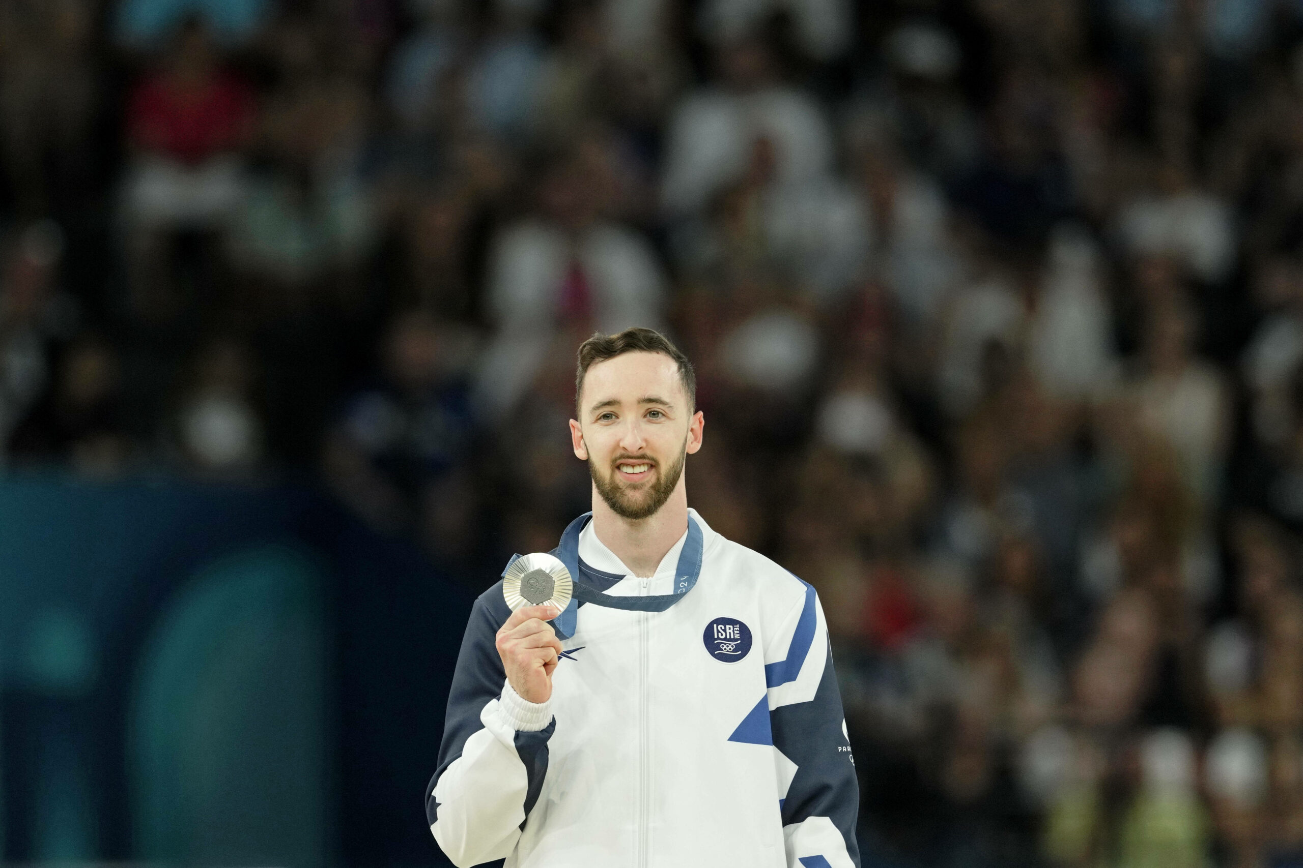 Der israelische Bodenturner Artem Dolgopyat posiert mit seiner silber Medaille von den olympischen Spielen 2024 in Paris
