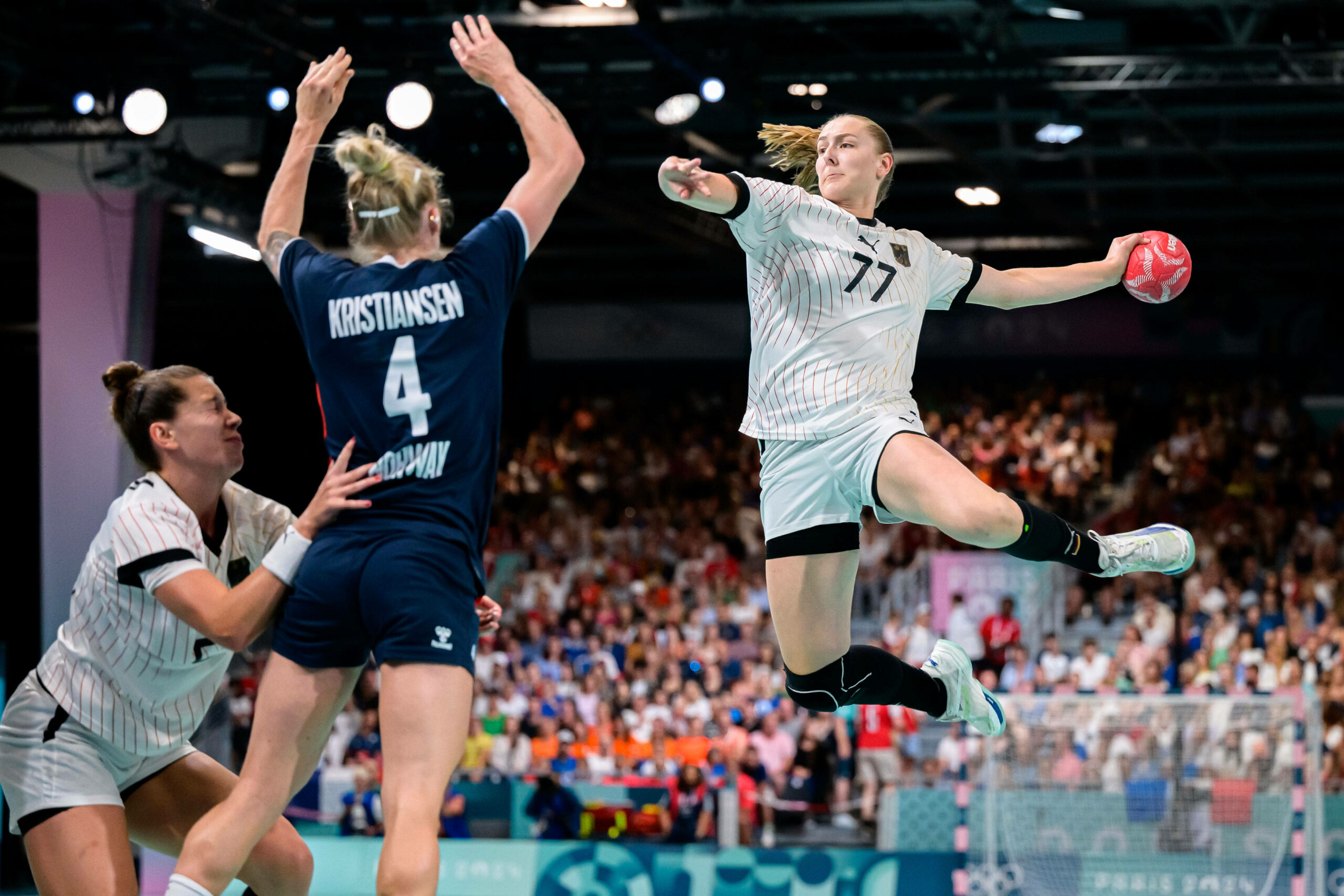 Norwegens Veronica Kristiansen im Duell mit den deutschen Handballerinnen Emily Bölk und Viola Leuchter