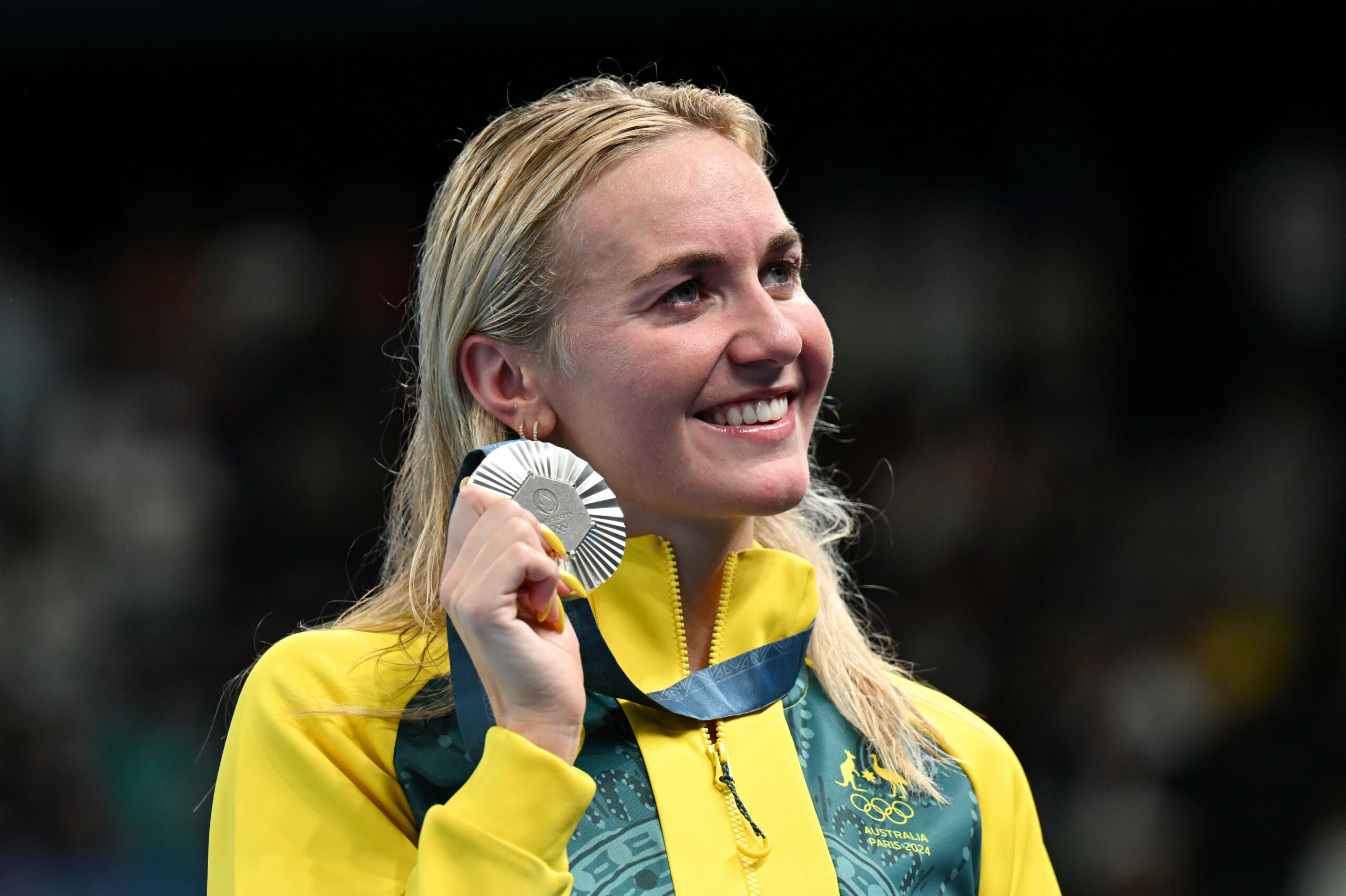 Titmus mit ihrer Silbermedaille für 800m in Paris