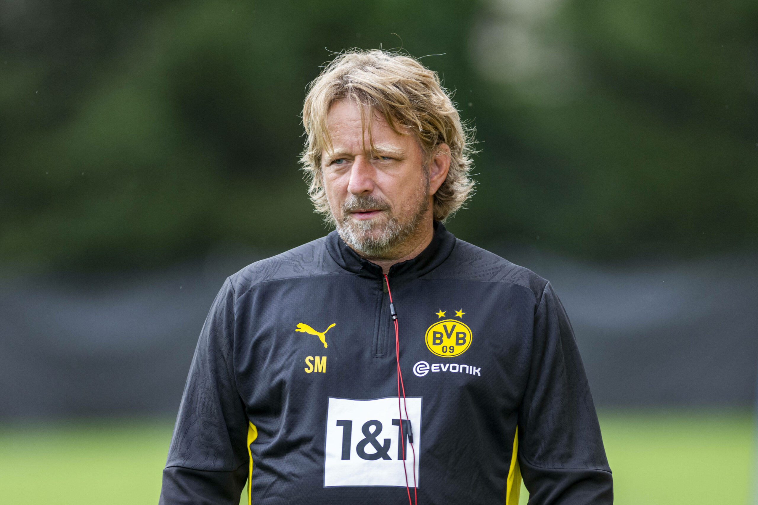 Sven Mislintat in BVB-Trainingskleidung.