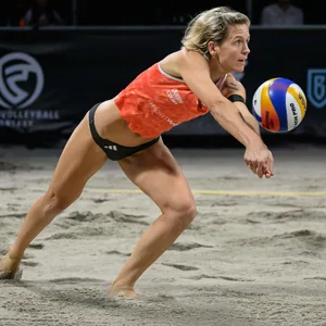 Laura Ludwig auf dem Court.