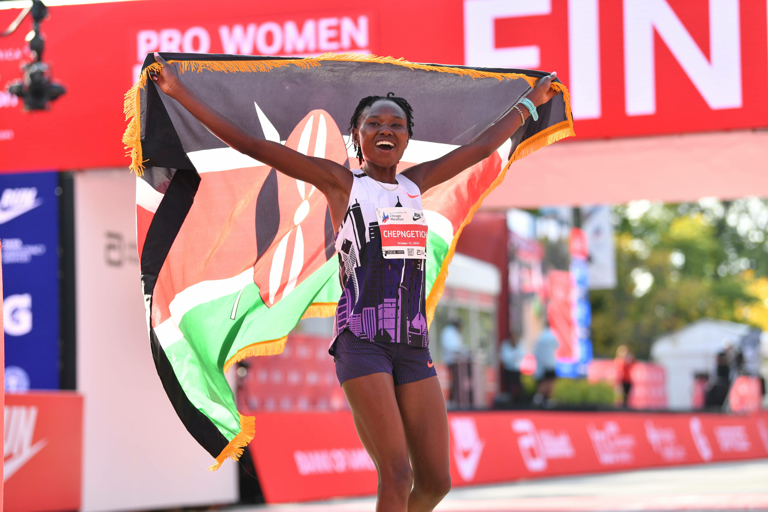 Ruth Chepngetich jubelt mit Kenia-Fahne