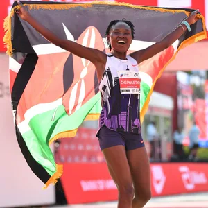 Ruth Chepngetich jubelt mit Kenia-Fahne