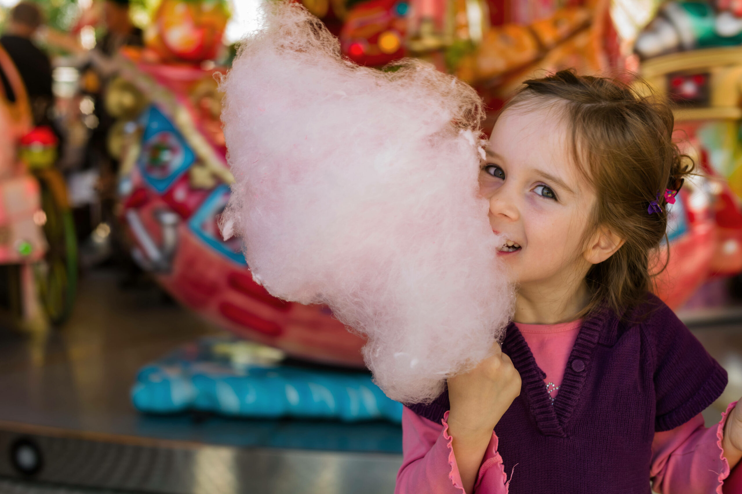 Das Mädchen freut sich über eine Zuckerwatte (Symbolbild).