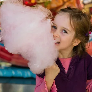 Das Mädchen freut sich über eine Zuckerwatte (Symbolbild).