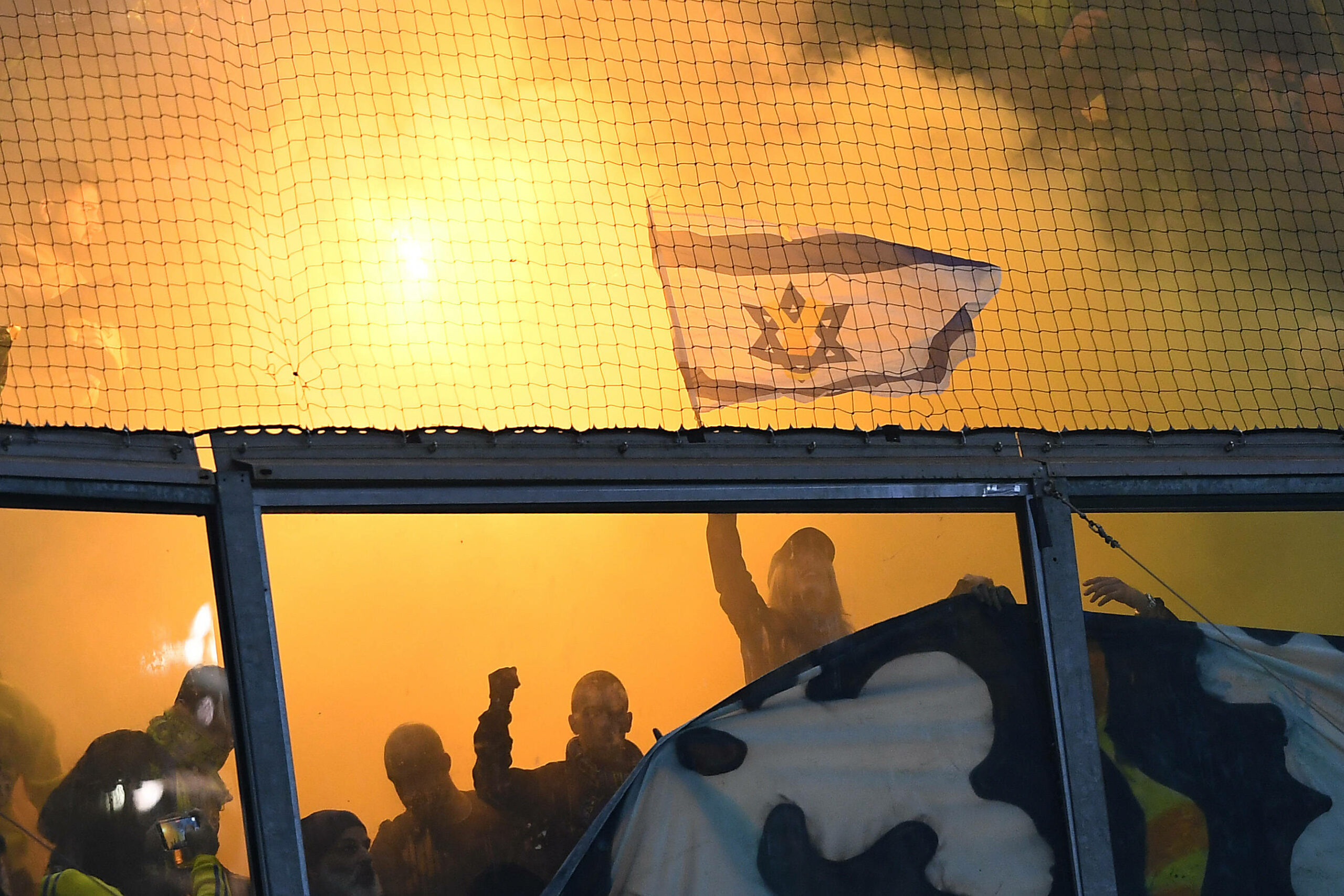 Maccabi Tel Aviv Fans zünden Pyro-Technik im Gästeblock