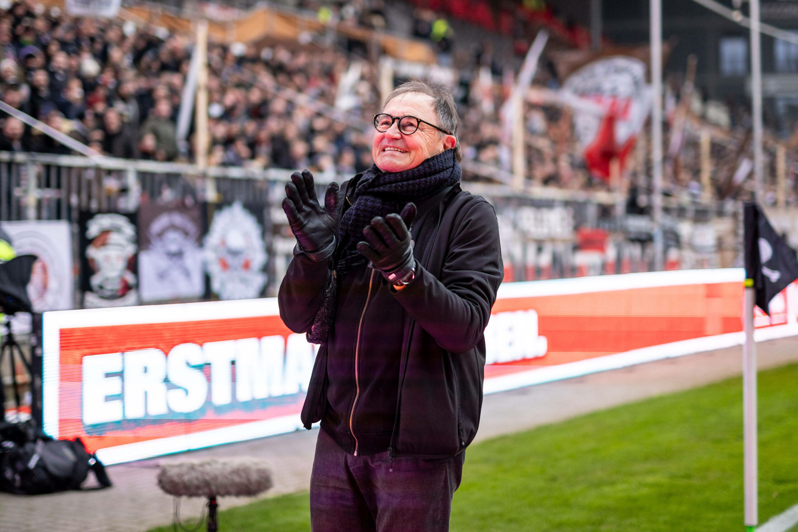Ewald Lienen beklatscht das Publikum am Millerntor