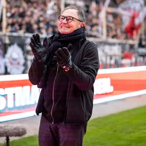 Ewald Lienen beklatscht das Publikum am Millerntor