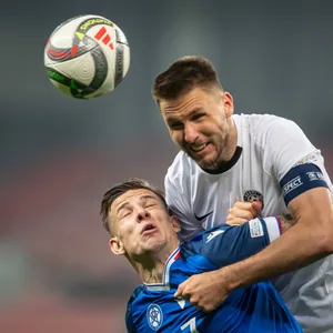 Karol Mets im Kopfballduell mit Tomas Suslov