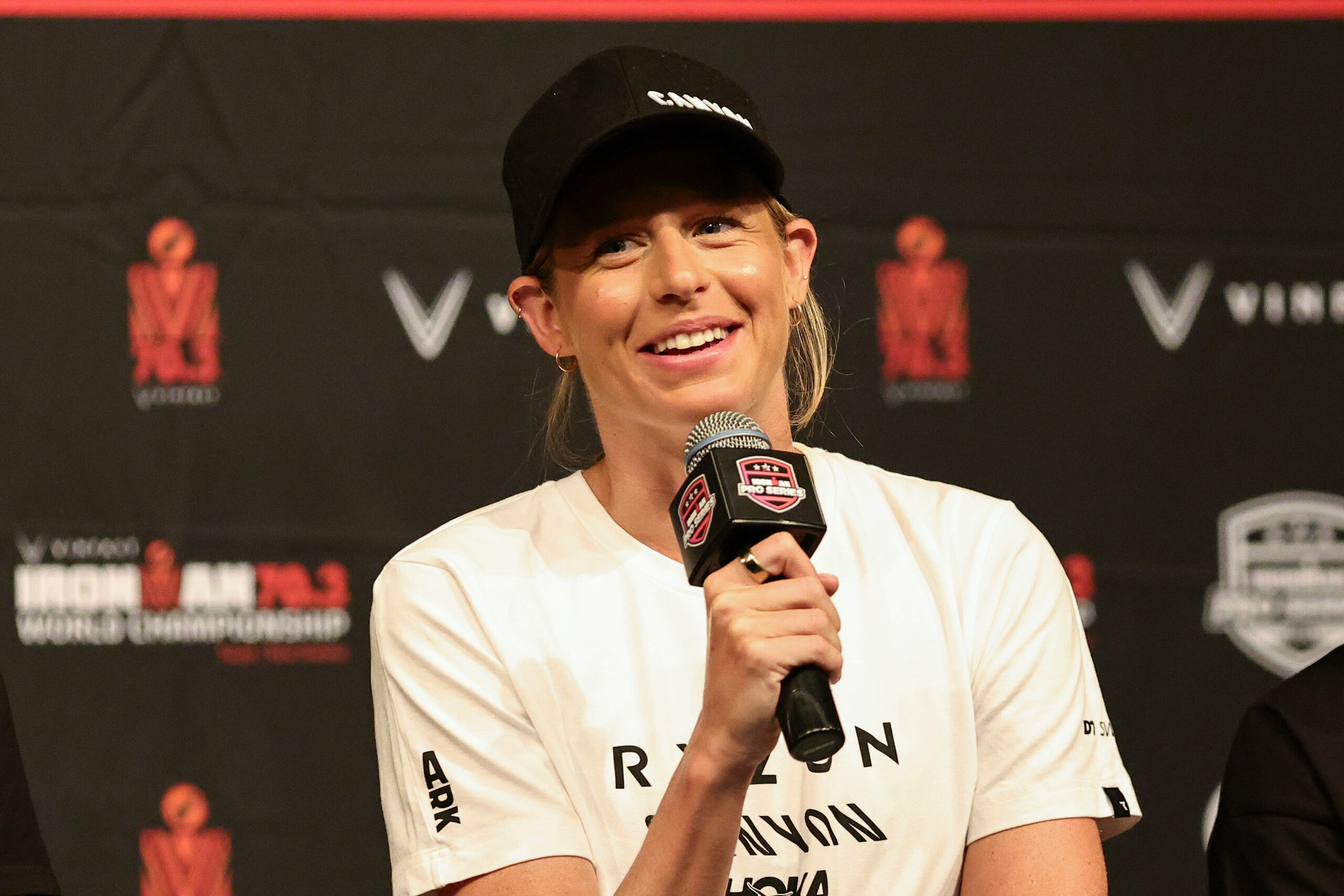 Triathletin Imogen Simmonds mit Mikrofon