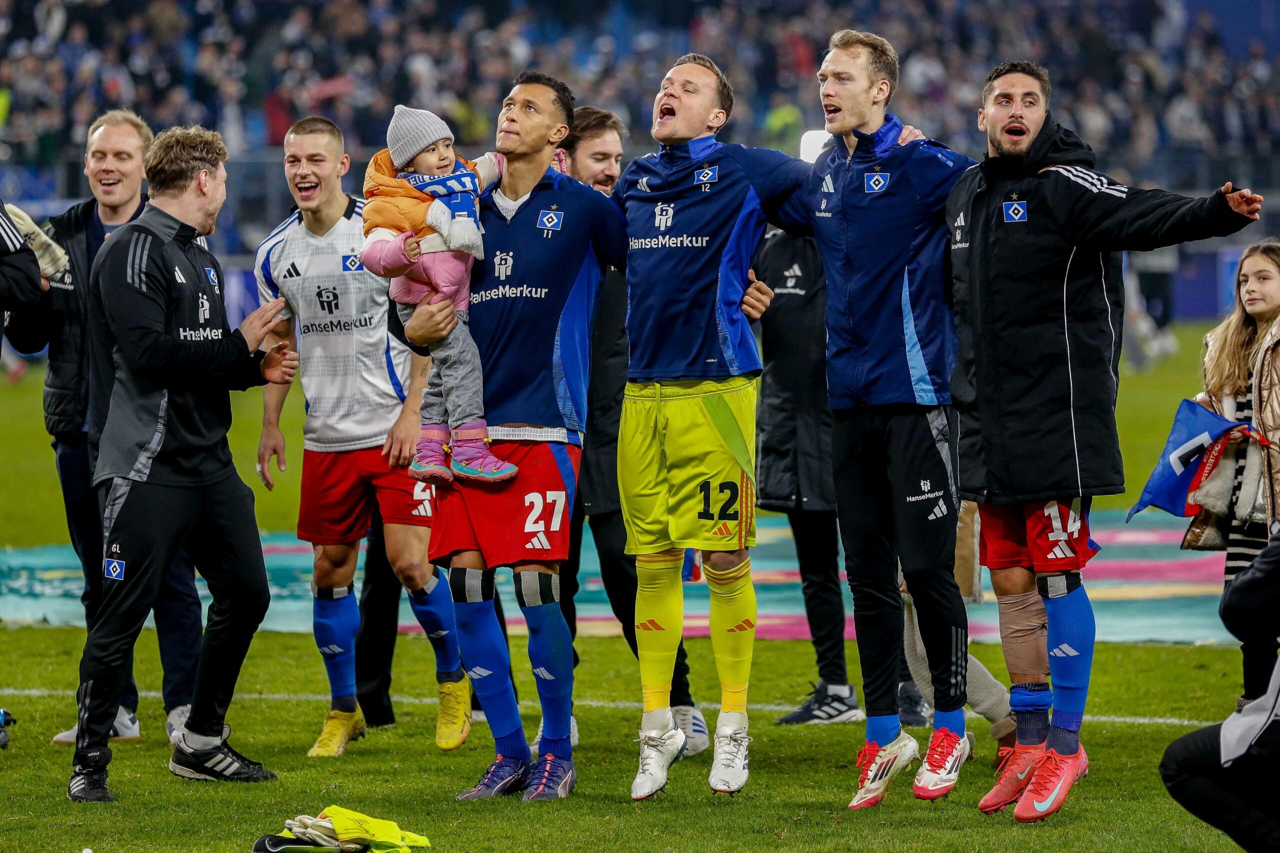 Davie Selke, Tom Mickel, Sebastian Schonlau und Ludovit Reis springen vor der Nordtribüne