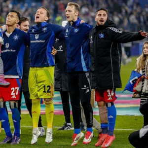 Davie Selke, Tom Mickel, Sebastian Schonlau und Ludovit Reis springen vor der Nordtribüne