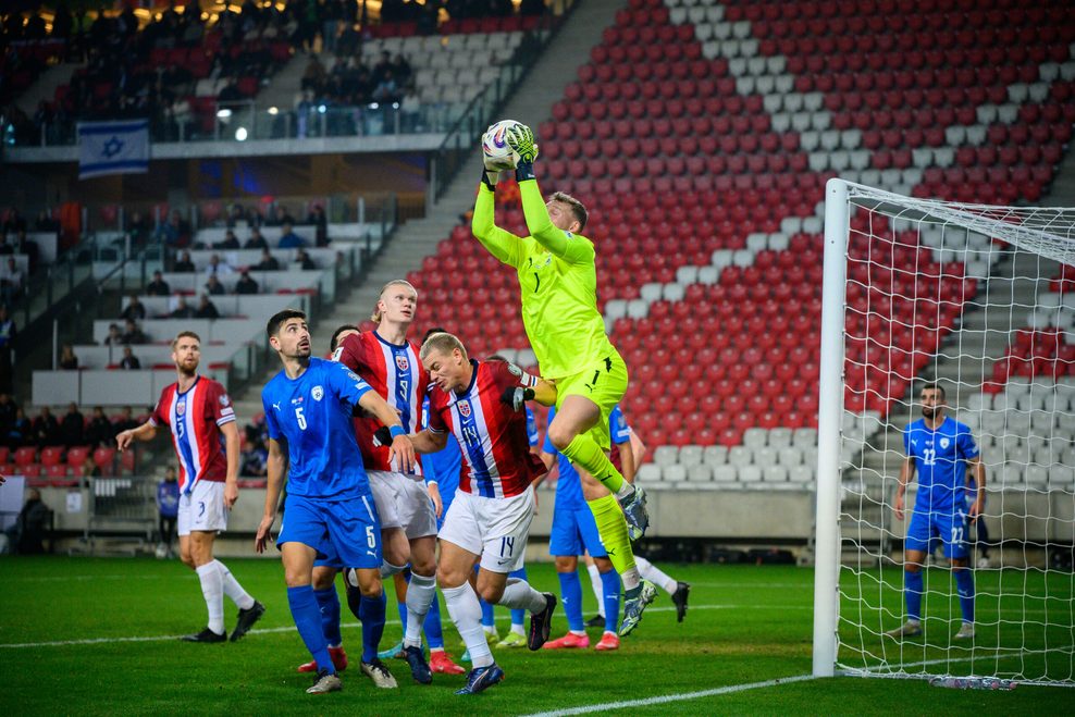 Israels Nationalkeeper Daniel Pererz packt beim Spiel in Norwegen zu