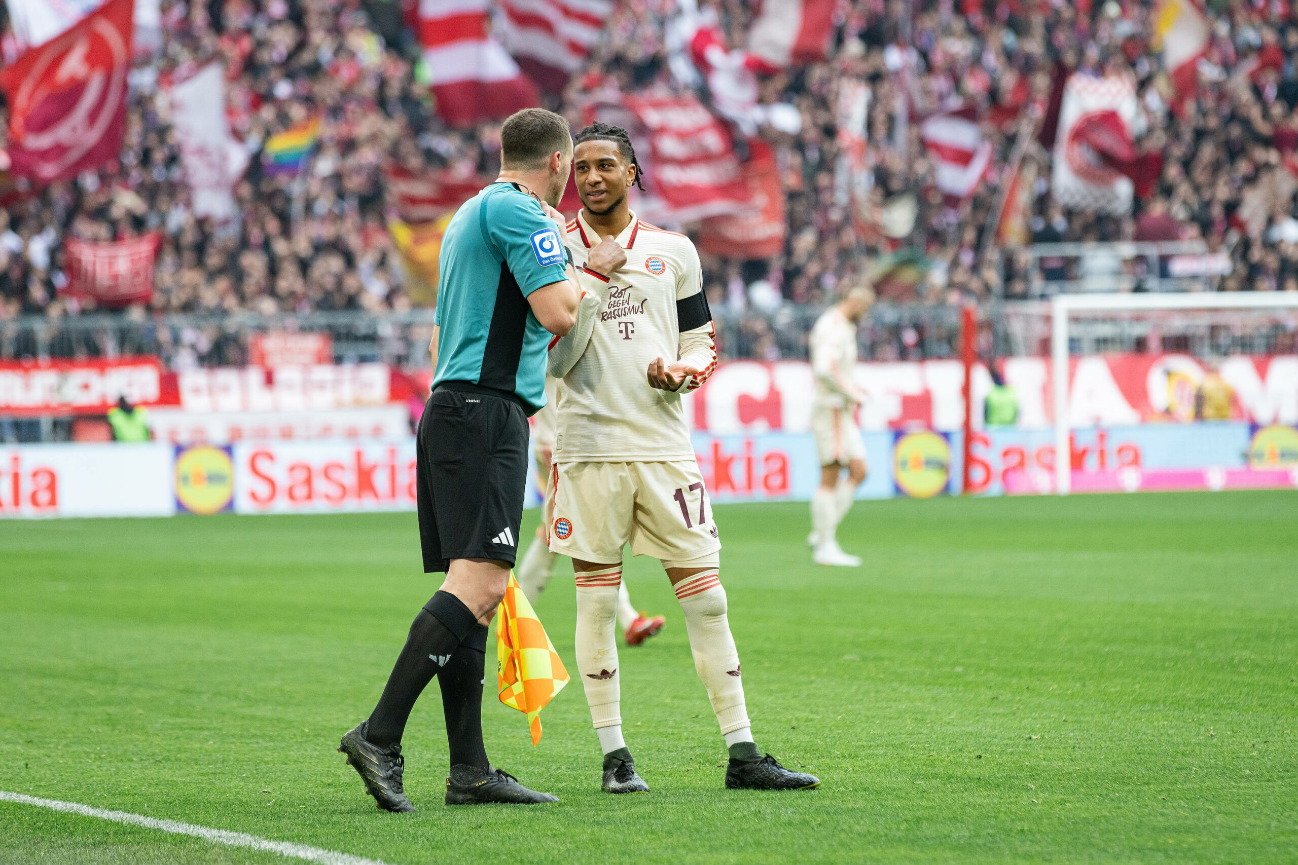 Schiedsrichter-Assistent Philipp Hüwe im Gespräch mit Michael Olise