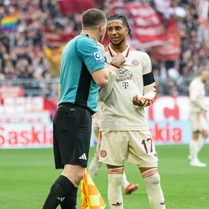 Schiedsrichter-Assistent Philipp Hüwe im Gespräch mit Michael Olise