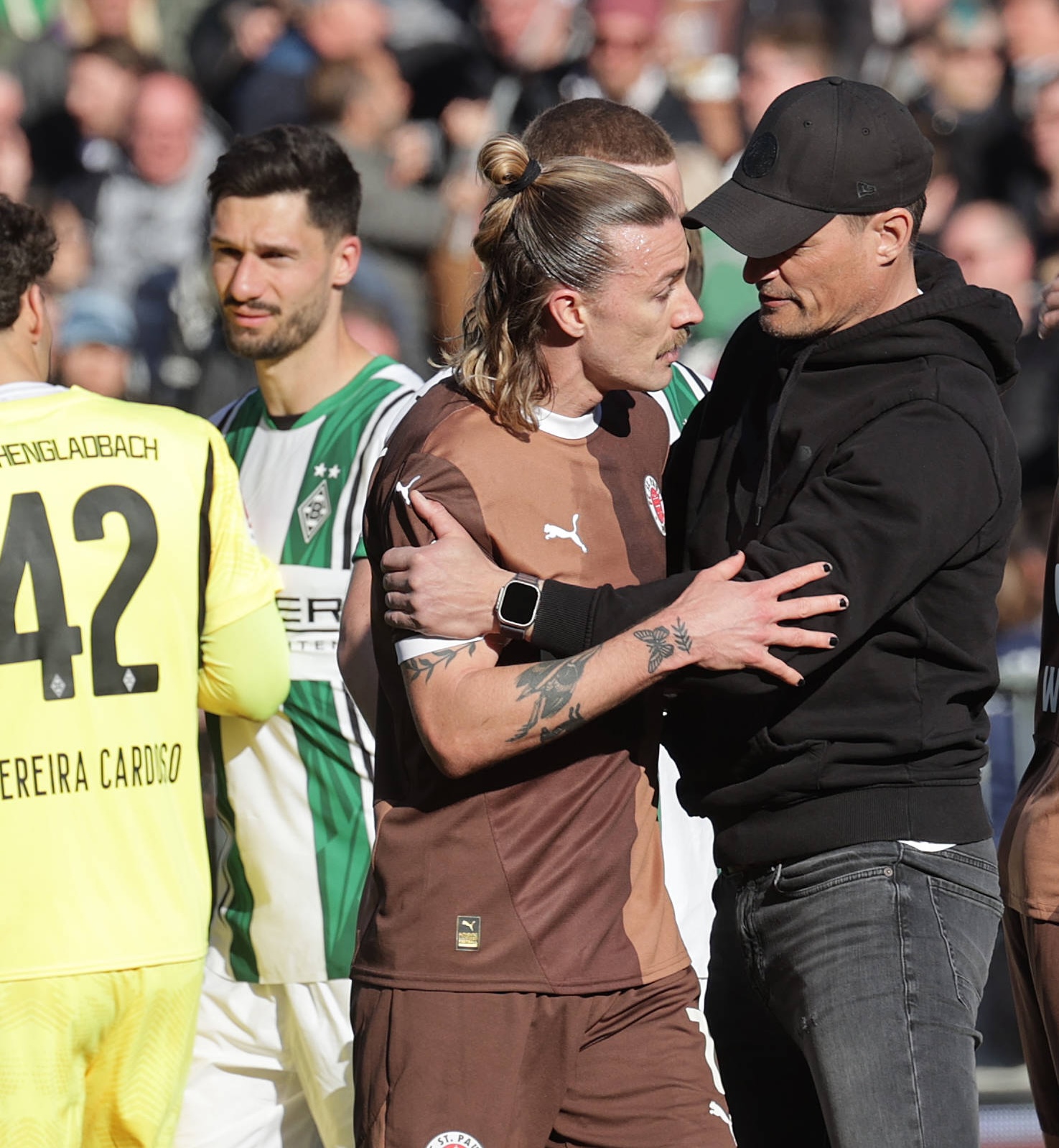 Jackson Irvine und Alexander Blessin
