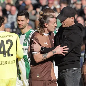 Jackson Irvine und Alexander Blessin