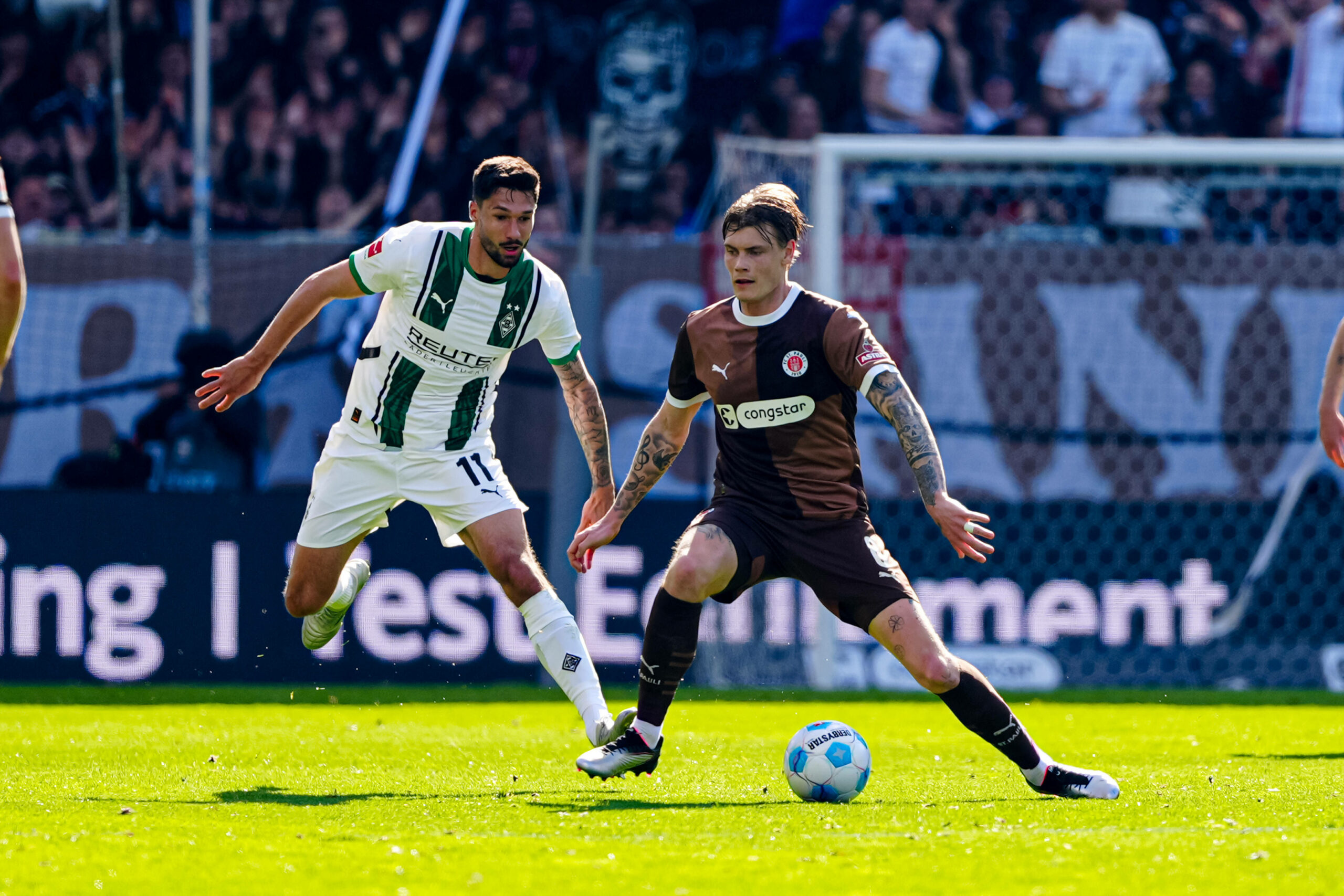 Tim Kleindienst von Borussia Mönchengladbach (l.) und Eric Smith vom FC St. Pauli (r.) im Kampf um den Ball