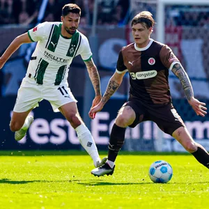 Tim Kleindienst von Borussia Mönchengladbach (l.) und Eric Smith vom FC St. Pauli (r.) im Kampf um den Ball