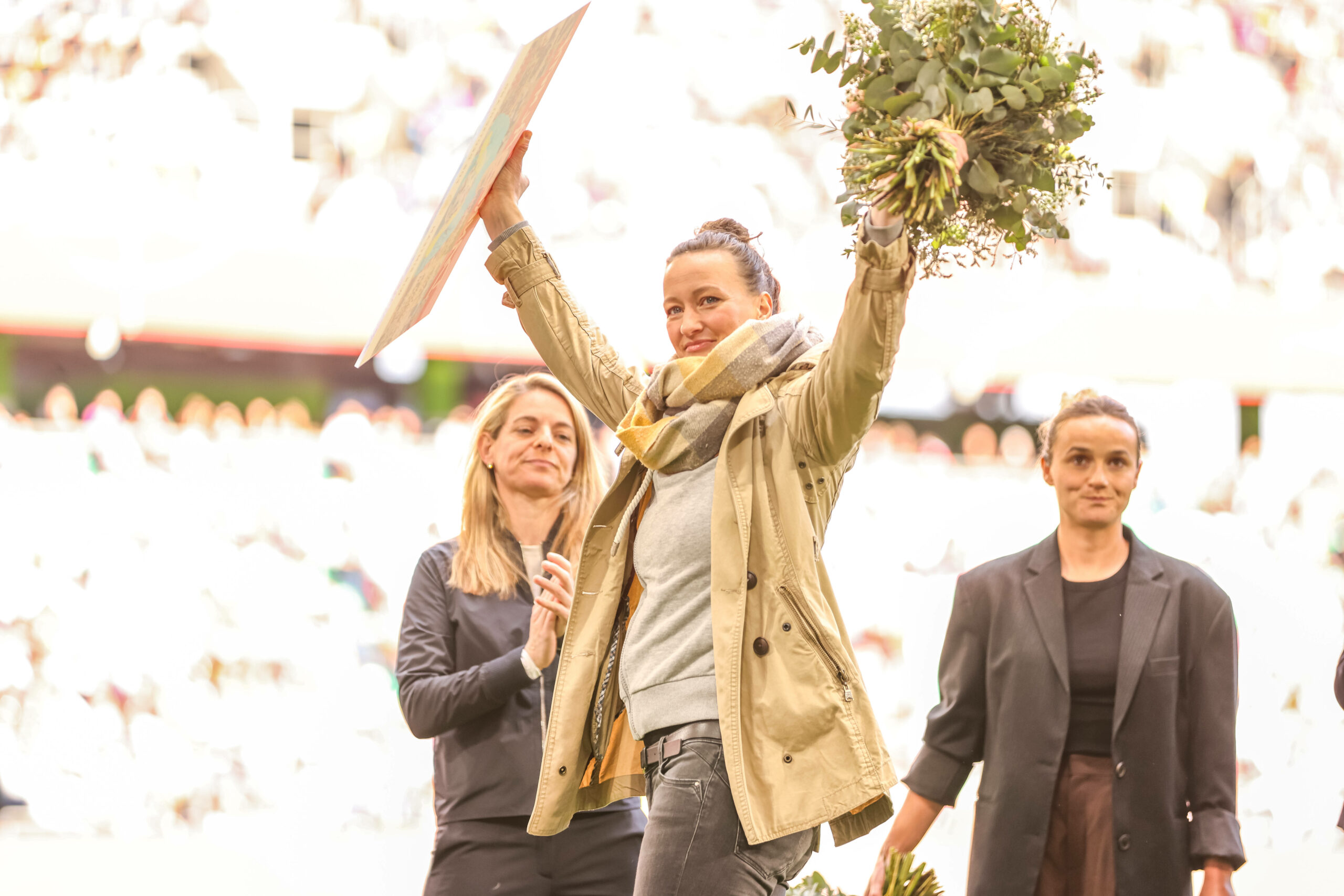 Almuth Schult mit Blumen bei ihrer Verabschiedung