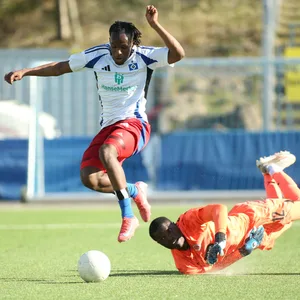 Maurice Osei Boakye umkurvt Keeper Ronny Seibt und trifft gegen St. Pauli