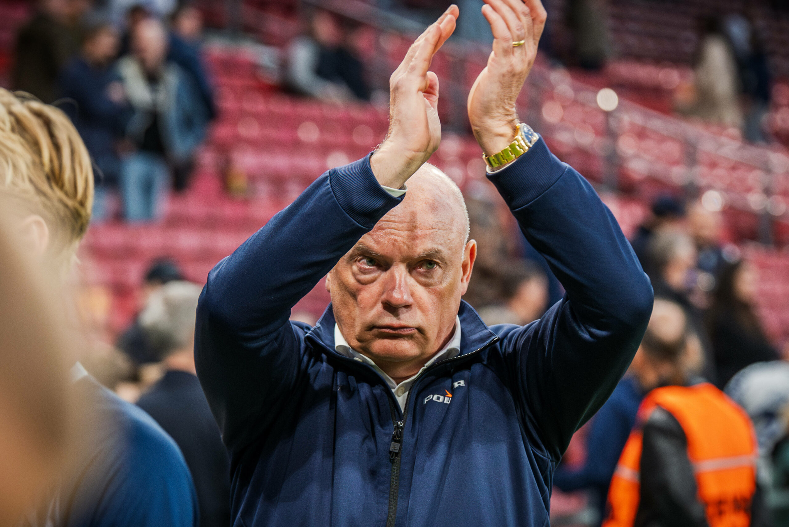Uwe Rösler klatscht.