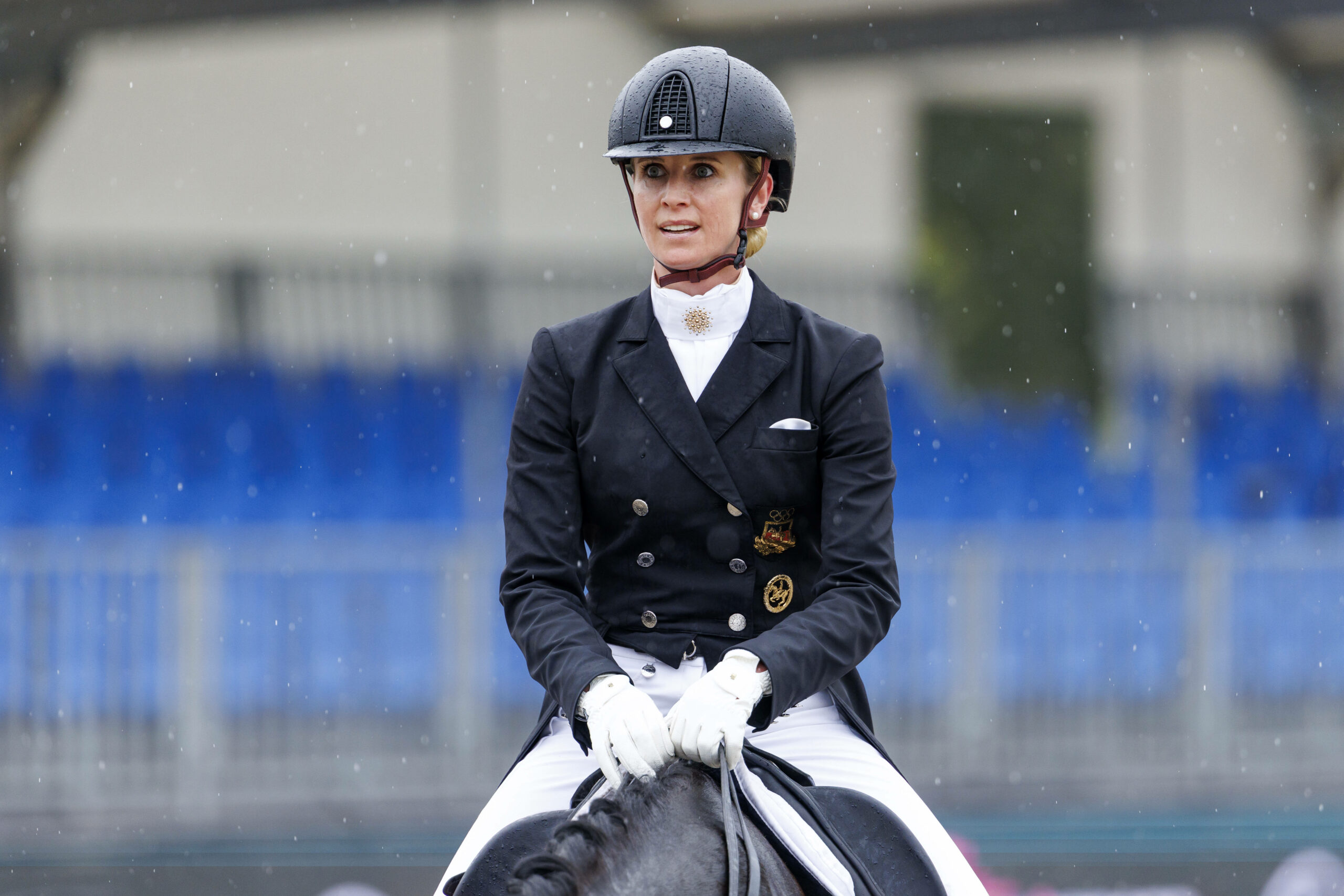 Dressur-Olympiasiegerin Jessica von Bredow-Werndl, unzufrieden auf ihrem Pferd
