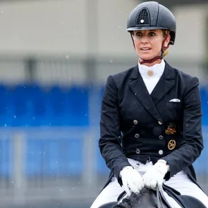 Dressur-Olympiasiegerin Jessica von Bredow-Werndl, unzufrieden auf ihrem Pferd