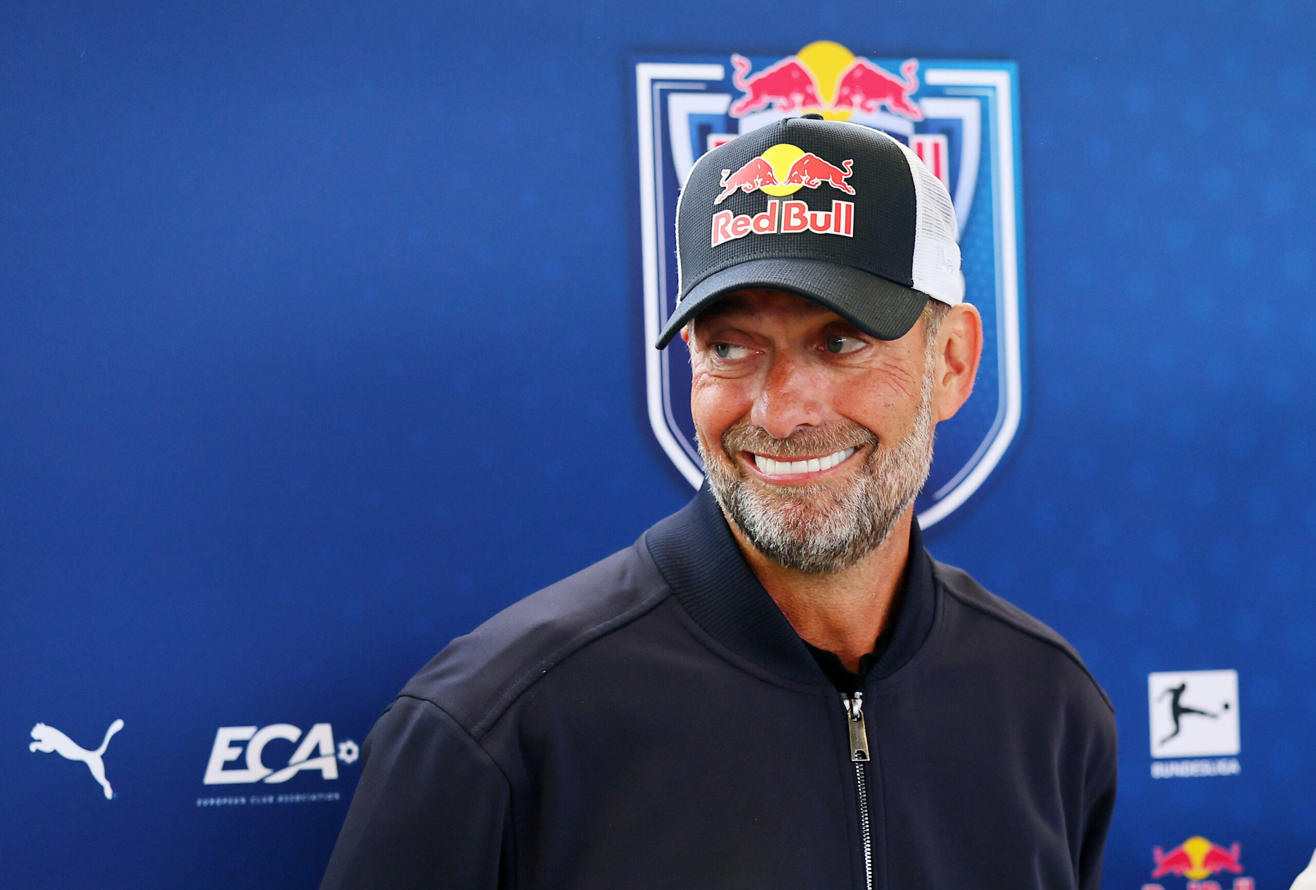 Jürgen Klopp trägt ein Red-Bull-Cap und lacht