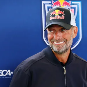 Jürgen Klopp trägt ein Red-Bull-Cap und lacht