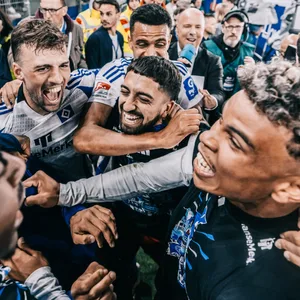 Jonas Meffert, Immanuel Pherai, Robert Glatzel und Ransford Königsdörffer bei der Aufstiegsfeier im Volkspark