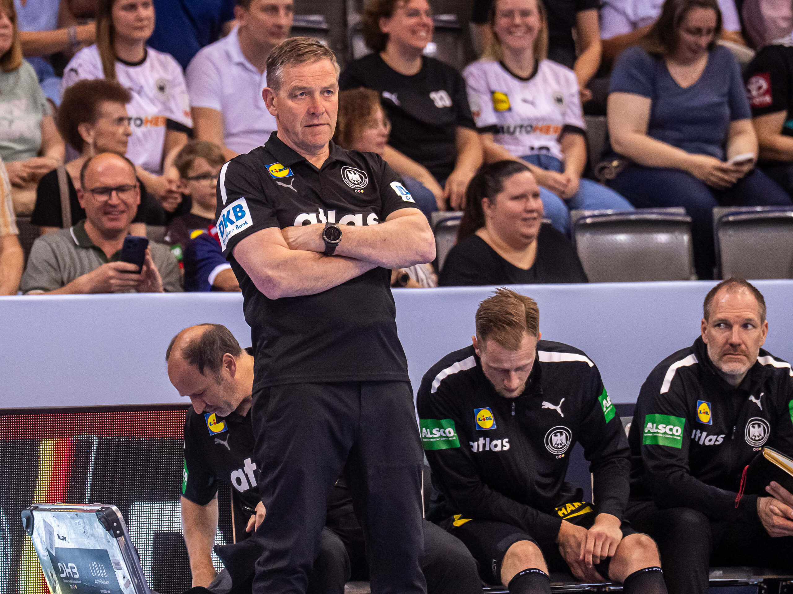 Bundestrainer Alfred Gislason, mit verschränkten Armen, am Spielfeldrand