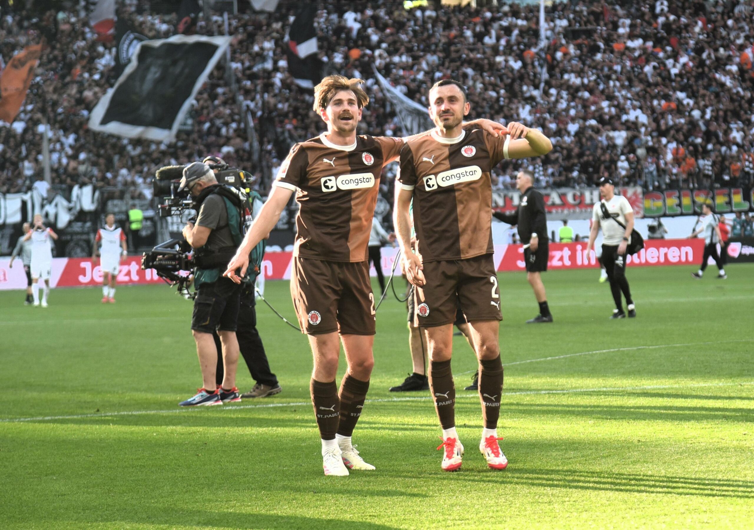 Connor Metcalfe und Manolis Saliakas springen auf dem Platz in Frankfurt